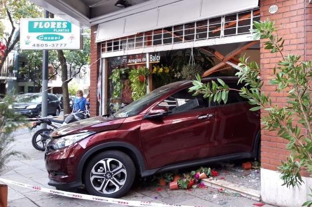 Auto incrustado en local de REcoleta