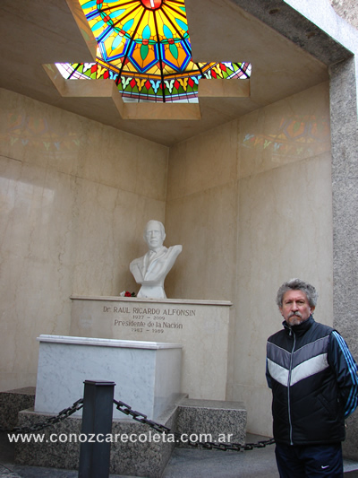 Sepulcro Raul Alfonsin en Cementerio de Recoleta
