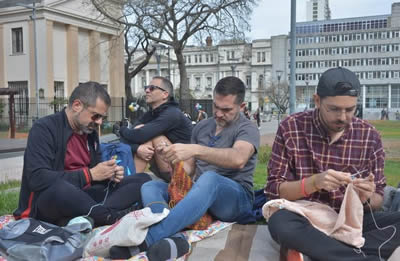 Hombres tejedores en Recoleta